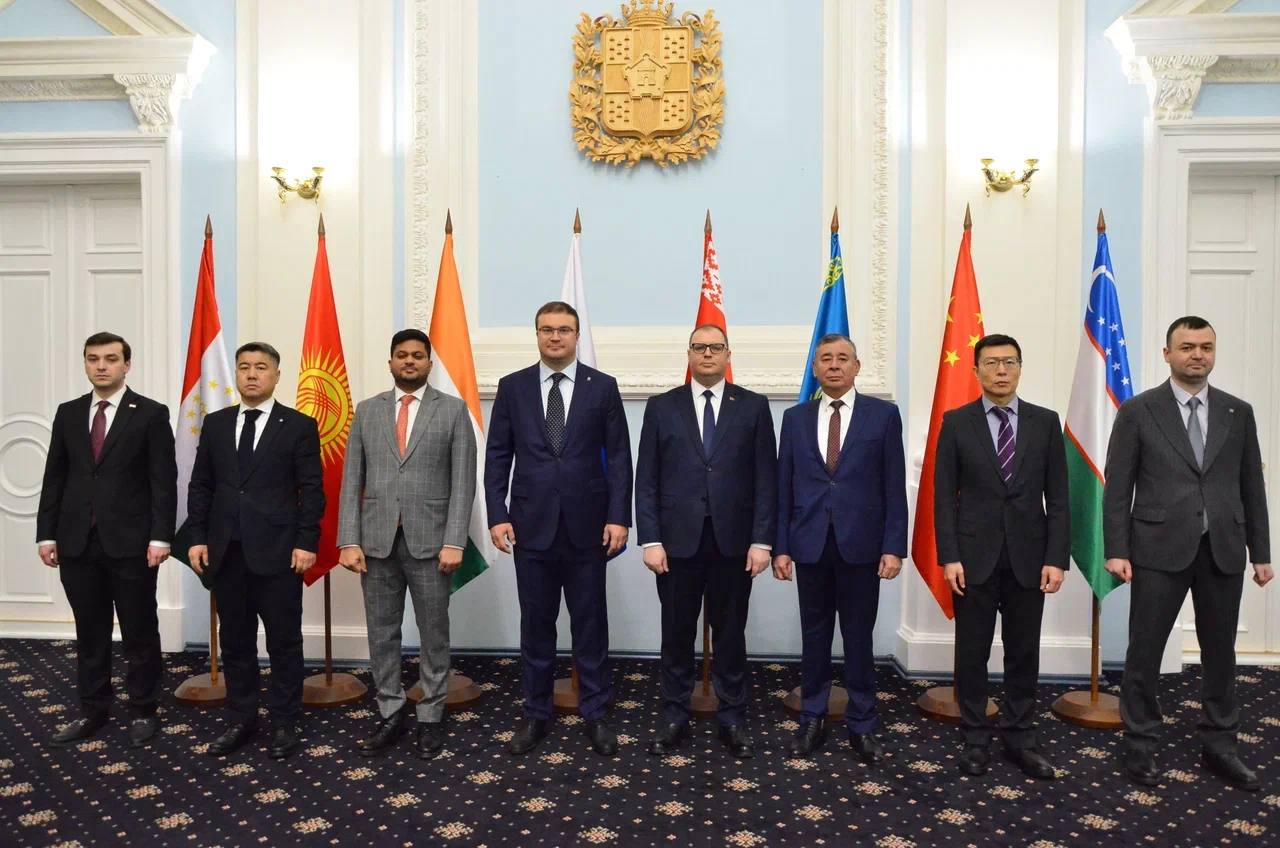 Губернатор Омской области Виталий Хоценко встретился с дипломатами стран ШОС