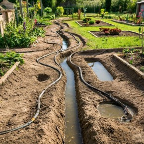Как создать надежный дренаж на даче и избавить участок от лишней влаги