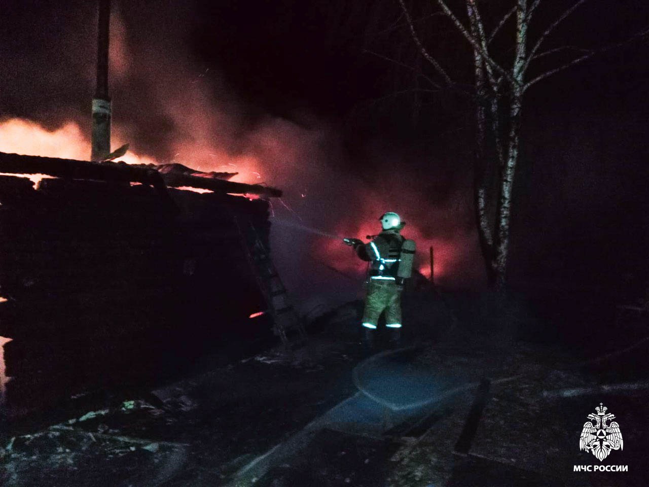 #пожарызасутки. 24 ноября в 04:42 В Тевризе горели частный дом, баня и навес