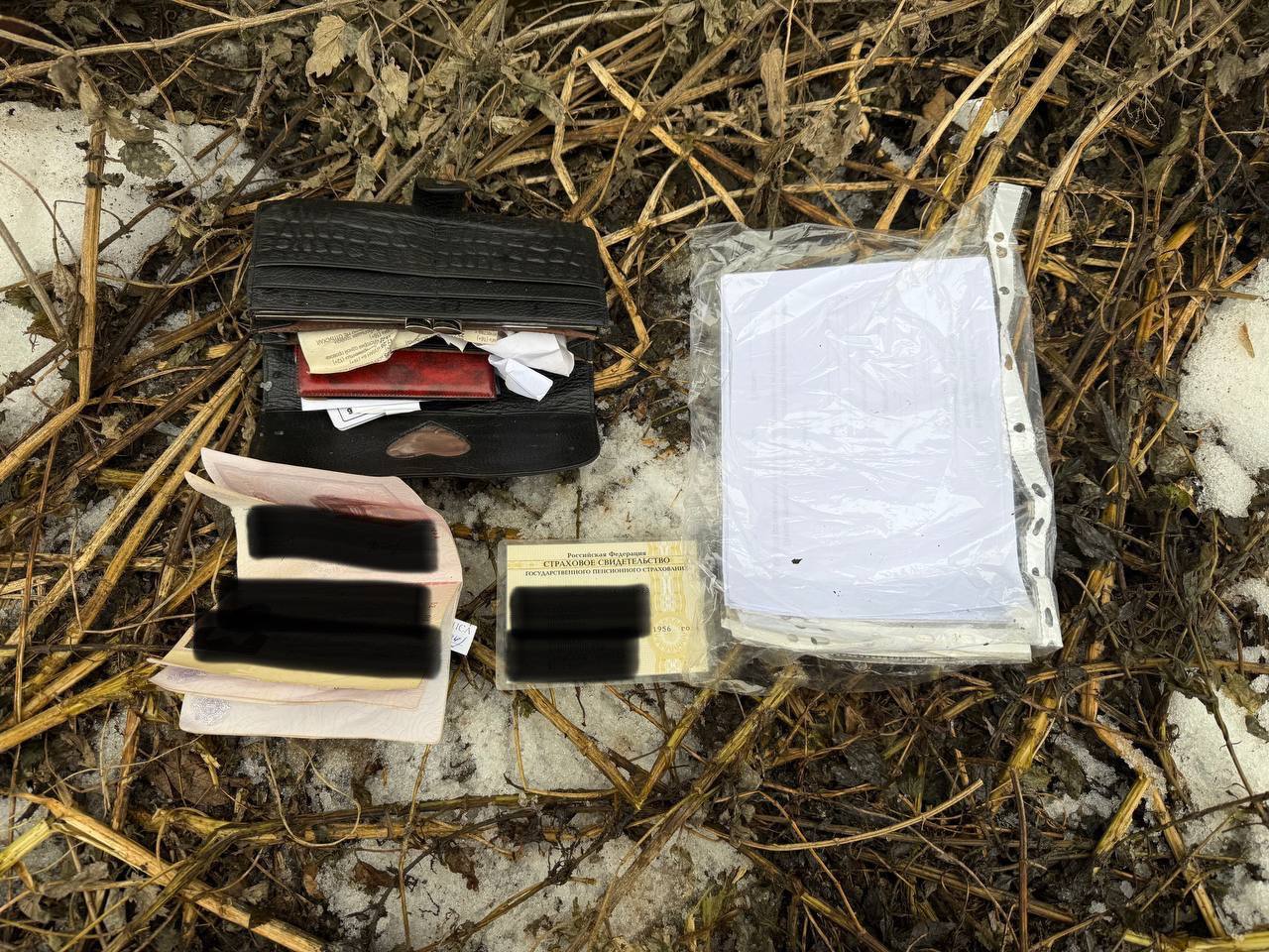 За помощью в полицию обратилась пожилая жительница Кормиловского района: во время посещения супермаркета она, отвлекшись на фасовку продуктов по пакетам, оставила в тамбуре сумку, а когда спохватилась и вернулась, имущество... За помощью в полицию обратилась пожилая жительница Кормиловского района: во время посещения супермаркета она, отвлекшись на фасовку продуктов по пакетам, оставила в тамбуре сумку, а когда спохватилась и вернулась, имущество...