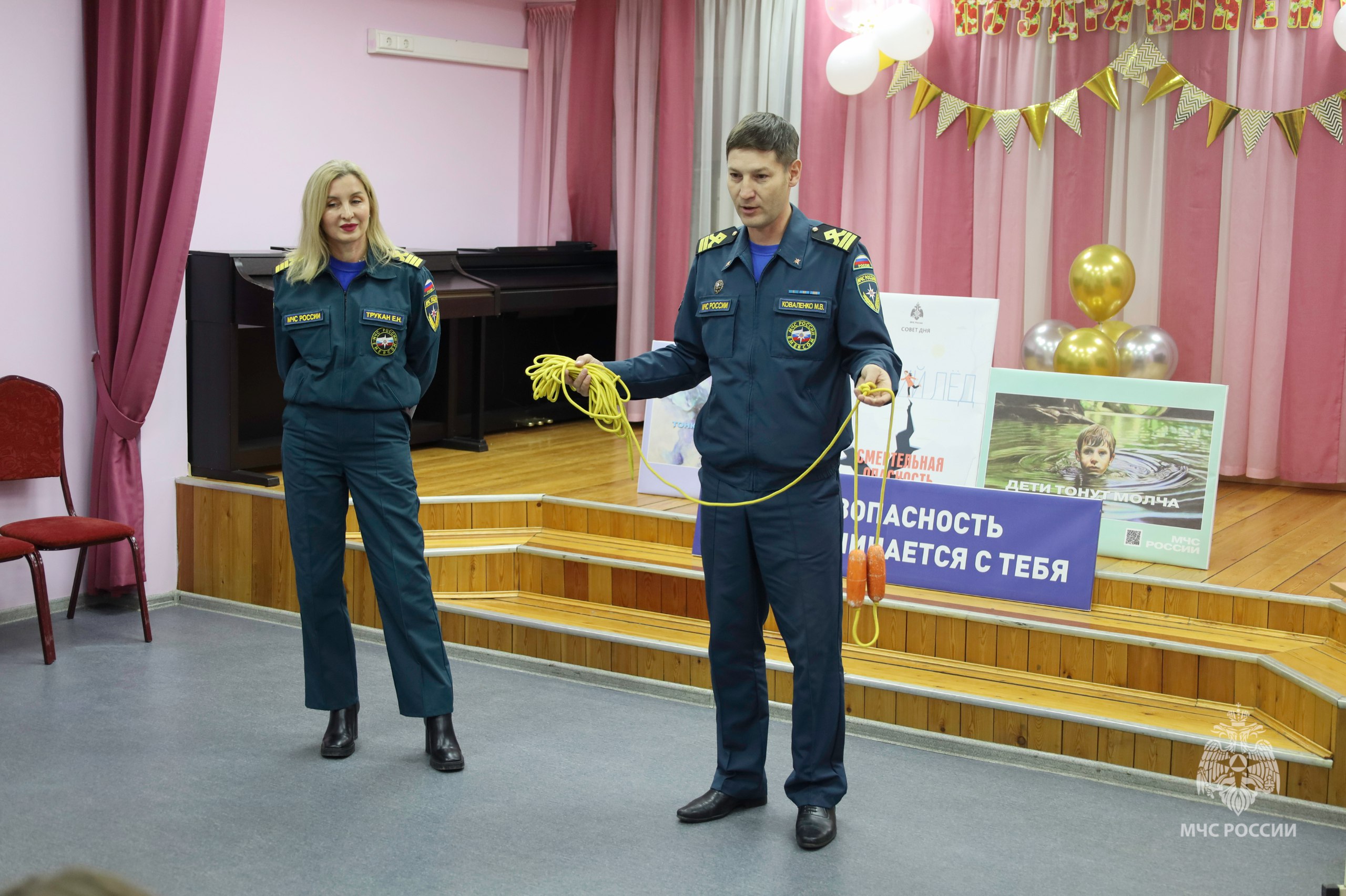Обмен «премудростями». Спасатели побывали в гостях у юных талантов в школе искусств и рассказали ребятам о безопасности! На встрече обсудили: правила безопасного поведения дома и в школе; Обмен «премудростями». Спасатели побывали в гостях у юных талантов в школе искусств и рассказали ребятам о безопасности! На встрече обсудили: правила безопасного поведения дома и в школе;