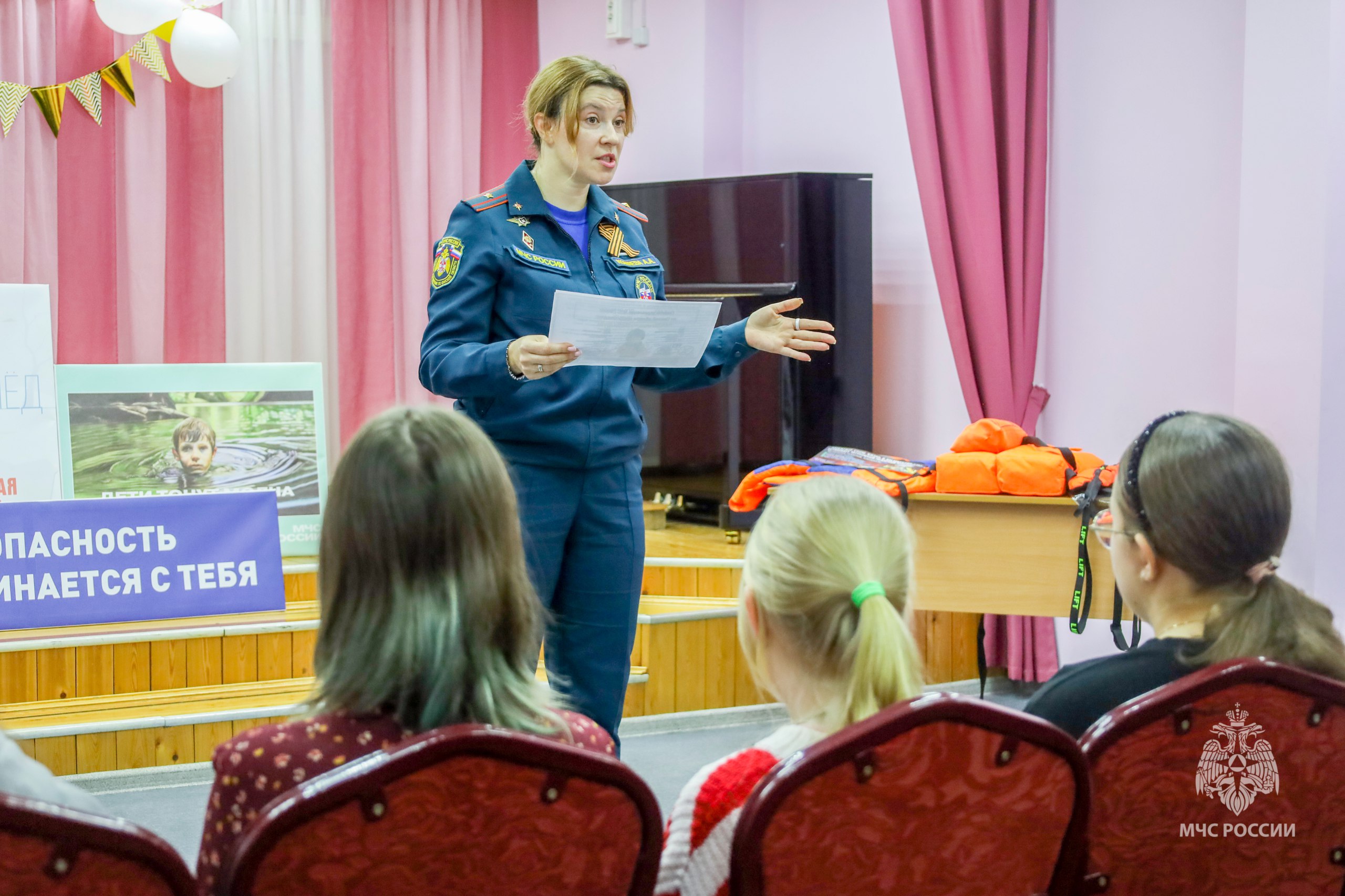 Обмен «премудростями». Спасатели побывали в гостях у юных талантов в школе искусств и рассказали ребятам о безопасности! На встрече обсудили: правила безопасного поведения дома и в школе; Обмен «премудростями». Спасатели побывали в гостях у юных талантов в школе искусств и рассказали ребятам о безопасности! На встрече обсудили: правила безопасного поведения дома и в школе;