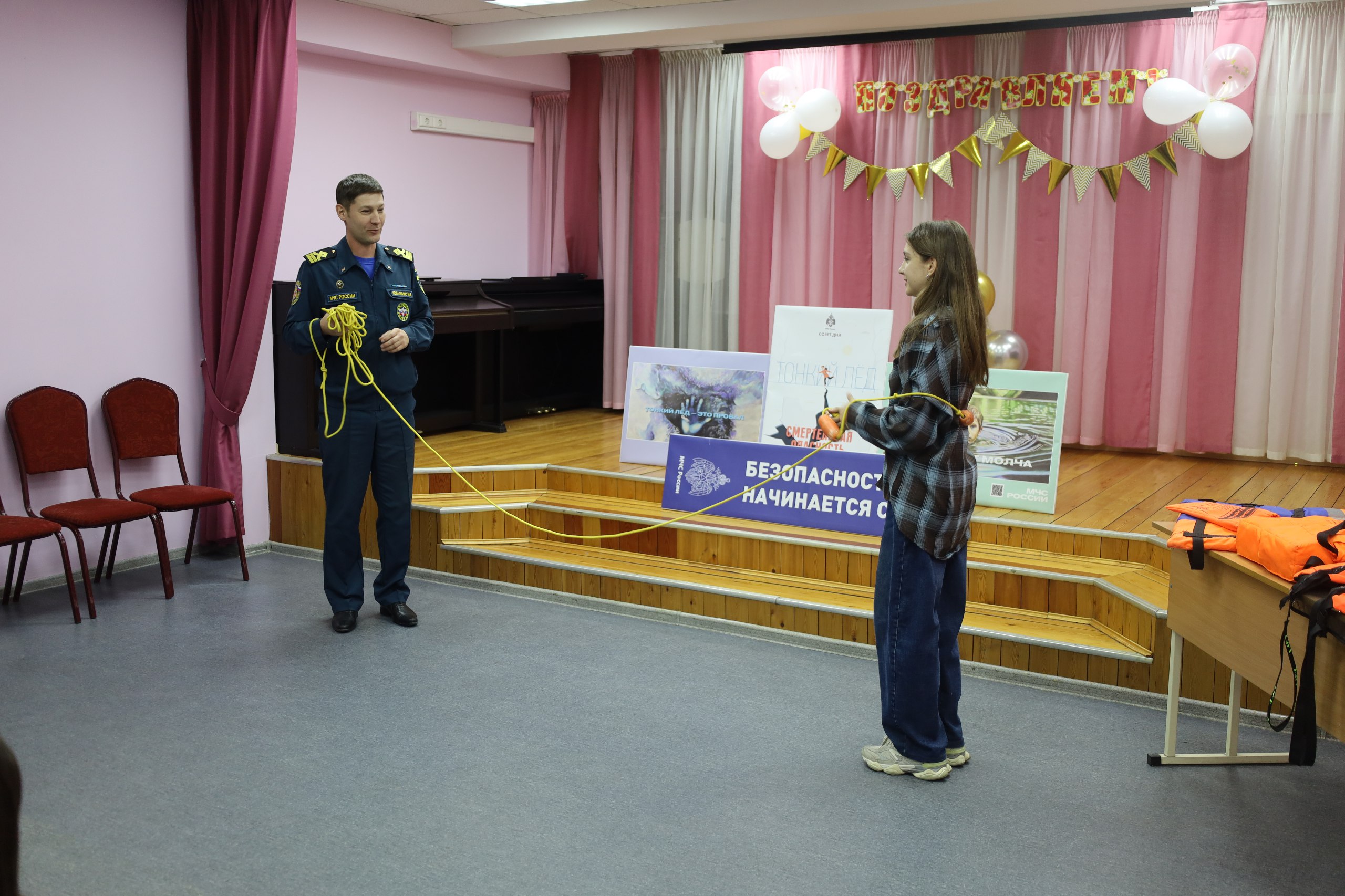 Обмен «премудростями». Спасатели побывали в гостях у юных талантов в школе искусств и рассказали ребятам о безопасности! На встрече обсудили: правила безопасного поведения дома и в школе; Обмен «премудростями». Спасатели побывали в гостях у юных талантов в школе искусств и рассказали ребятам о безопасности! На встрече обсудили: правила безопасного поведения дома и в школе;