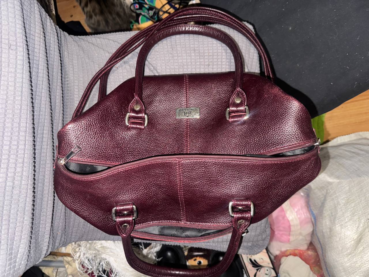 За помощью в полицию обратилась пожилая жительница Кормиловского района: во время посещения супермаркета она, отвлекшись на фасовку продуктов по пакетам, оставила в тамбуре сумку, а когда спохватилась и вернулась, имущество...