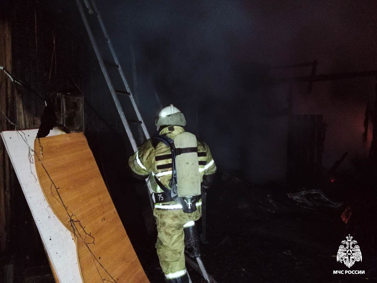 #пожарызасутки. 24 ноября в 04:42 В Тевризе горели частный дом, баня и навес #пожарызасутки. 24 ноября в 04:42 В Тевризе горели частный дом, баня и навес