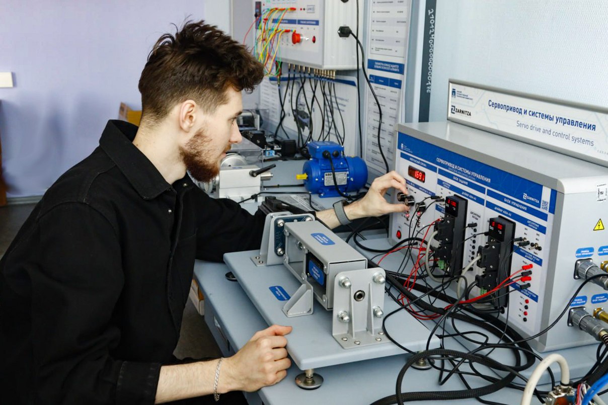 В Передовой инженерной школе ОмГТУ открылась лаборатория мехатроники В Передовой инженерной школе ОмГТУ открылась лаборатория мехатроники