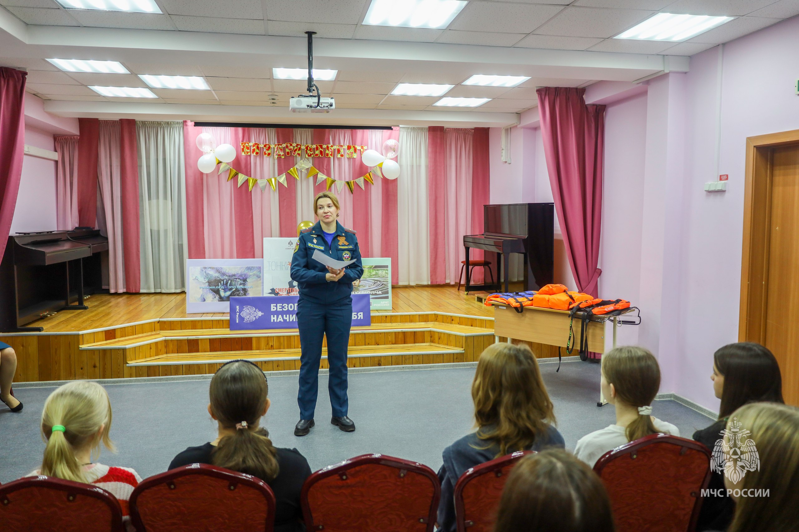 Обмен «премудростями». Спасатели побывали в гостях у юных талантов в школе искусств и рассказали ребятам о безопасности! На встрече обсудили: правила безопасного поведения дома и в школе; Обмен «премудростями». Спасатели побывали в гостях у юных талантов в школе искусств и рассказали ребятам о безопасности! На встрече обсудили: правила безопасного поведения дома и в школе;