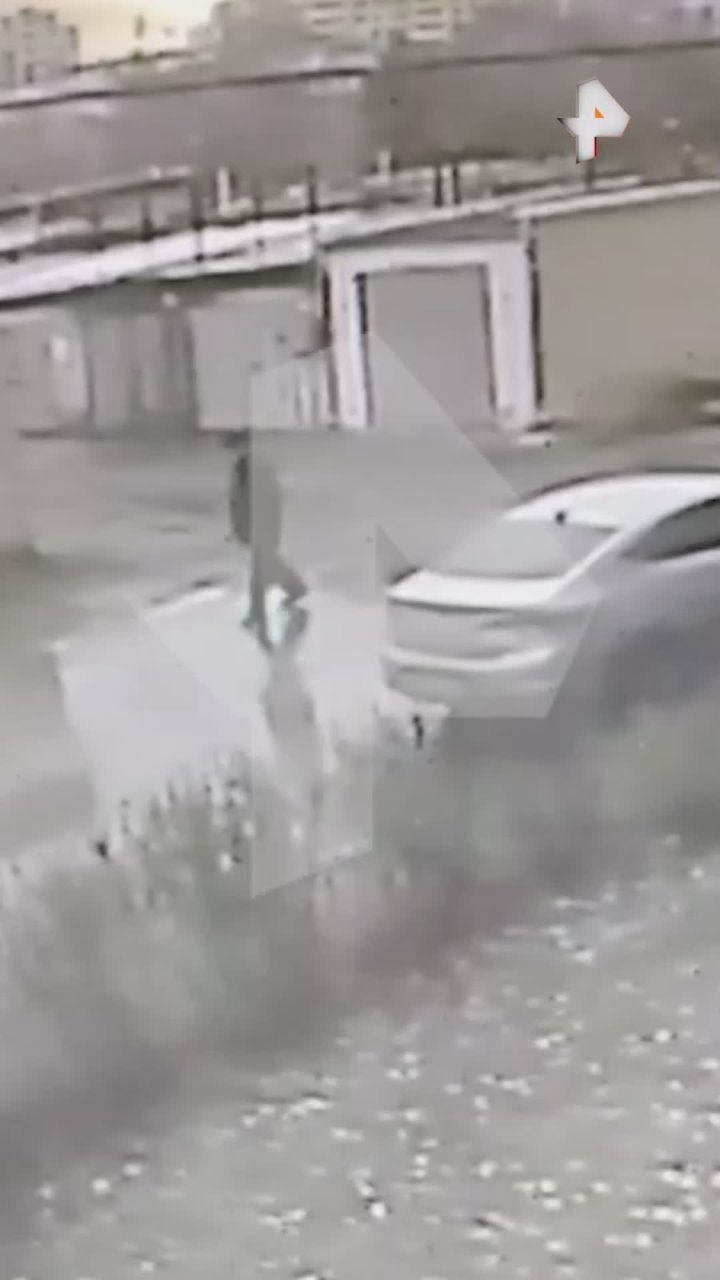 Житель Омска наступил в лужу и провалился в кипящую яму