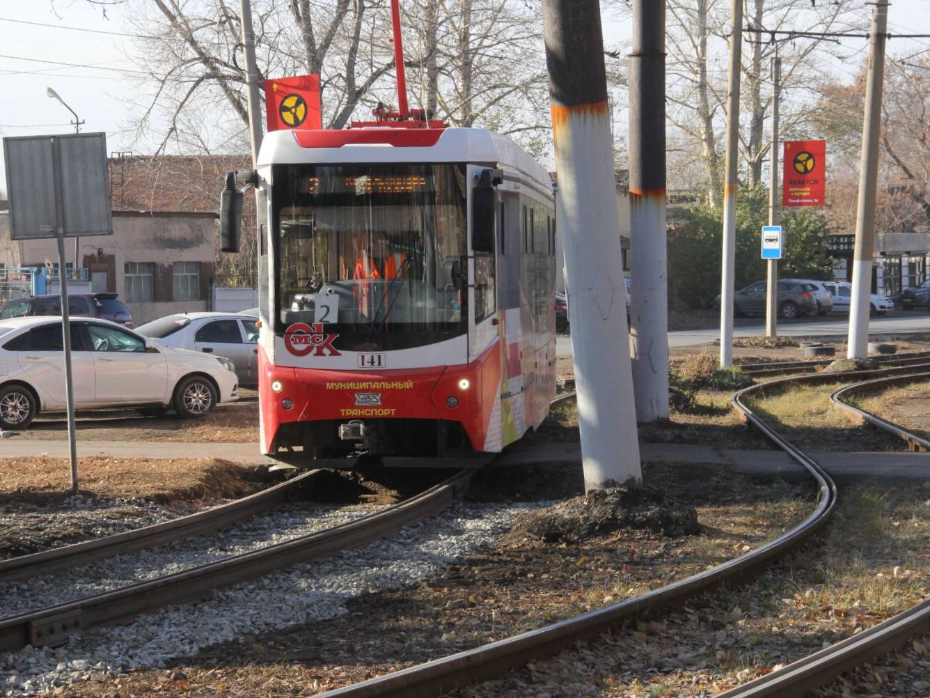 Завтра, 27 ноября, специалисты филиала «Энергохозяйство» МП г. Омска «Электрический транспорт» заменят старые опоры контактной сети по улице 3-я Транспортная на новые