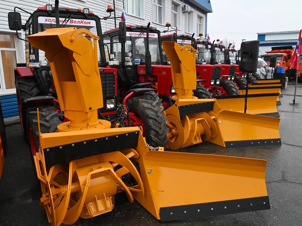 Виталий Хоценко вручил дорожным предприятиям Омской области ключи от новой спецтехники Виталий Хоценко вручил дорожным предприятиям Омской области ключи от новой спецтехники