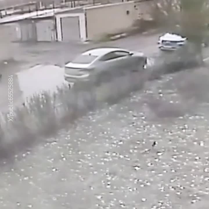 Момент, как пенсионер провалился в яму с кипятком в Омске, попал на видео — он в реанимации