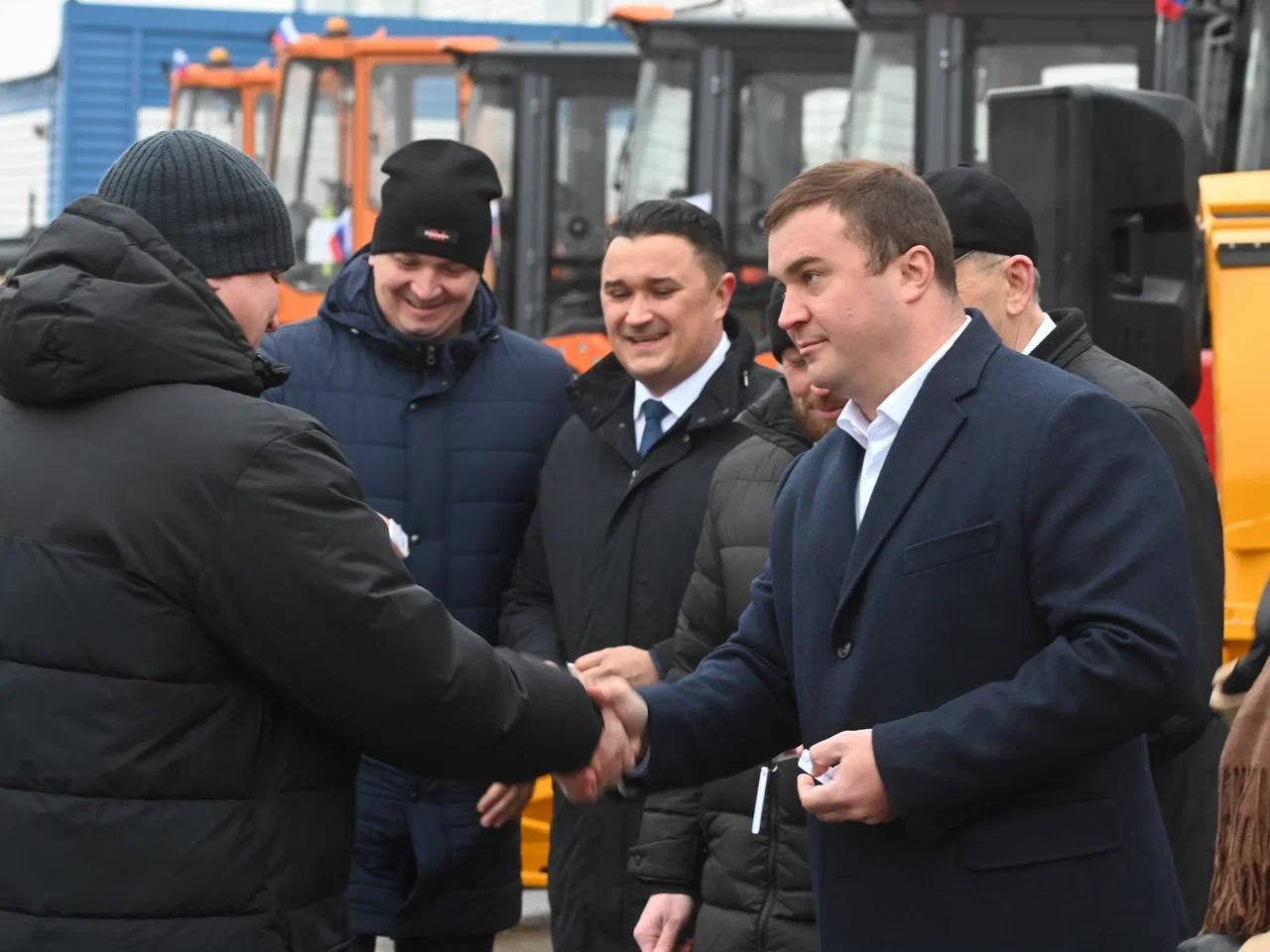 Виталий Хоценко вручил дорожным предприятиям Омской области ключи от новой спецтехники Виталий Хоценко вручил дорожным предприятиям Омской области ключи от новой спецтехники