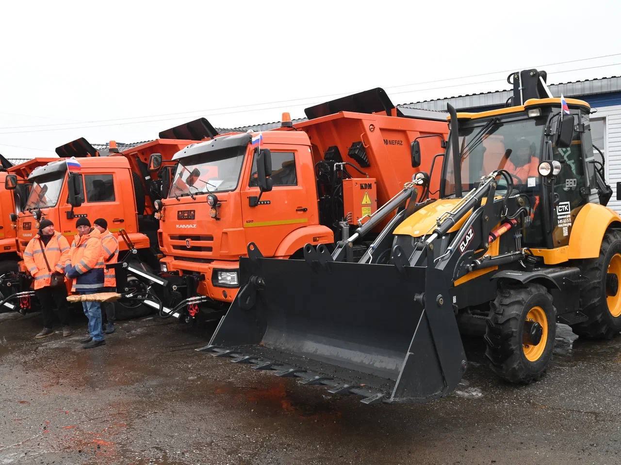 Виталий Хоценко вручил дорожным предприятиям Омской области ключи от новой спецтехники Виталий Хоценко вручил дорожным предприятиям Омской области ключи от новой спецтехники