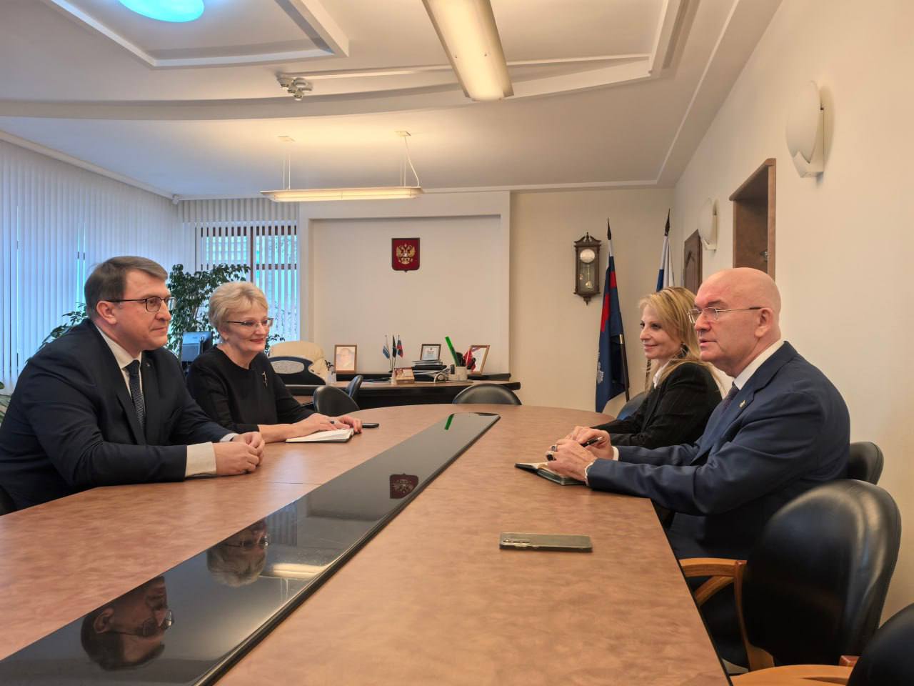 Заместитель руководителя Казначейства России Александр Михайлик, находясь с рабочим визитом в г. Омске, провел встречу с и.о. ректора Омского государственного университета имени Ф.М. Достоевского Иваном Кроттом Заместитель руководителя Казначейства России Александр Михайлик, находясь с рабочим визитом в г. Омске, провел встречу с и.о. ректора Омского государственного университета имени Ф.М. Достоевского Иваном Кроттом