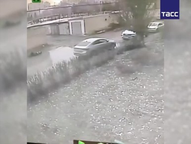 Кадры падения пенсионера в яму с кипятком в Омске