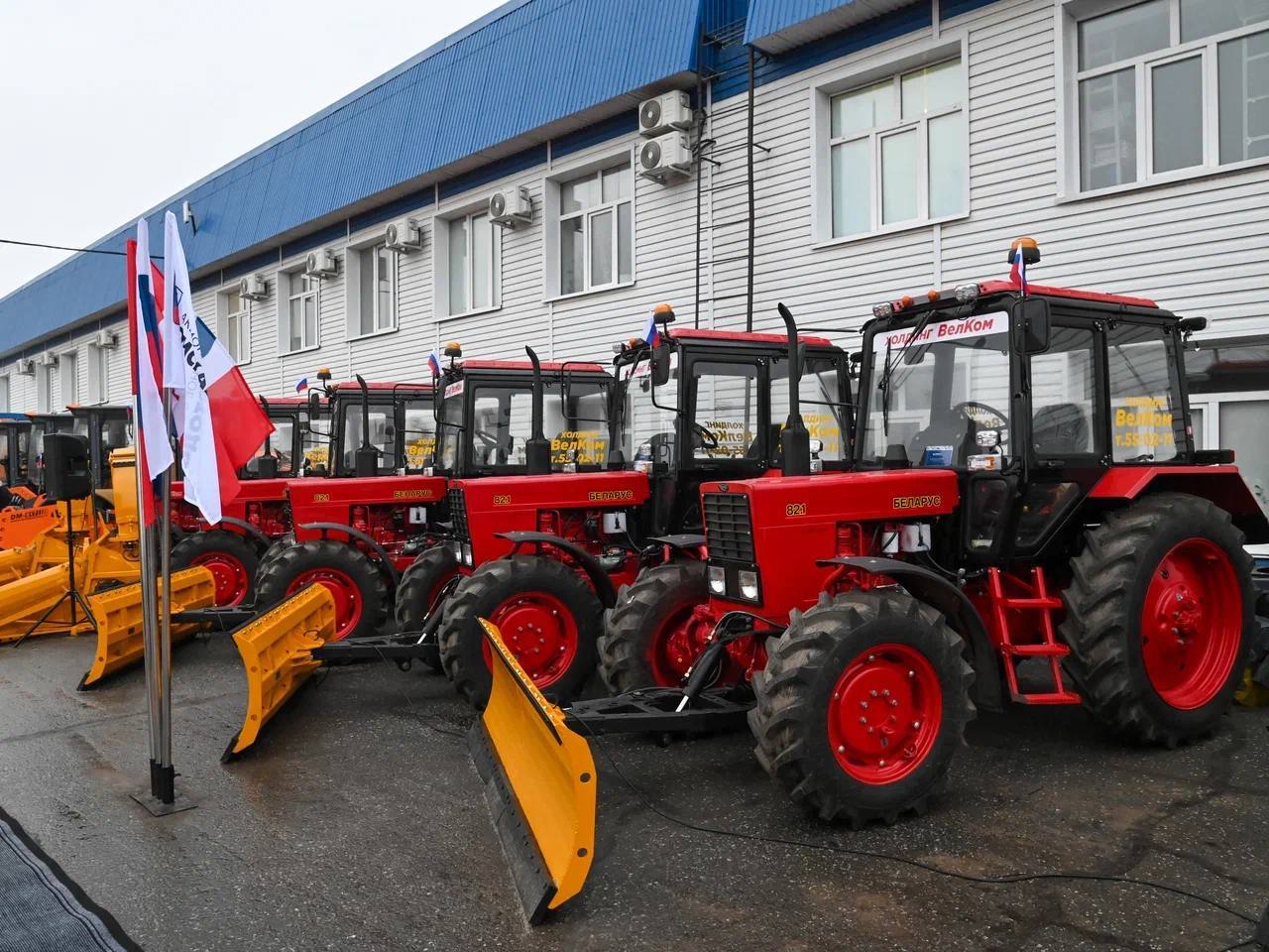 Виталий Хоценко вручил дорожным предприятиям Омской области ключи от новой спецтехники