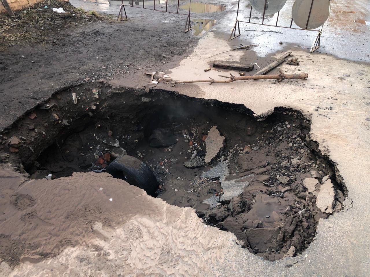 Момент, как пенсионер провалился в яму с кипятком в Омске, попал на видео — он в реанимации Момент, как пенсионер провалился в яму с кипятком в Омске, попал на видео — он в реанимации