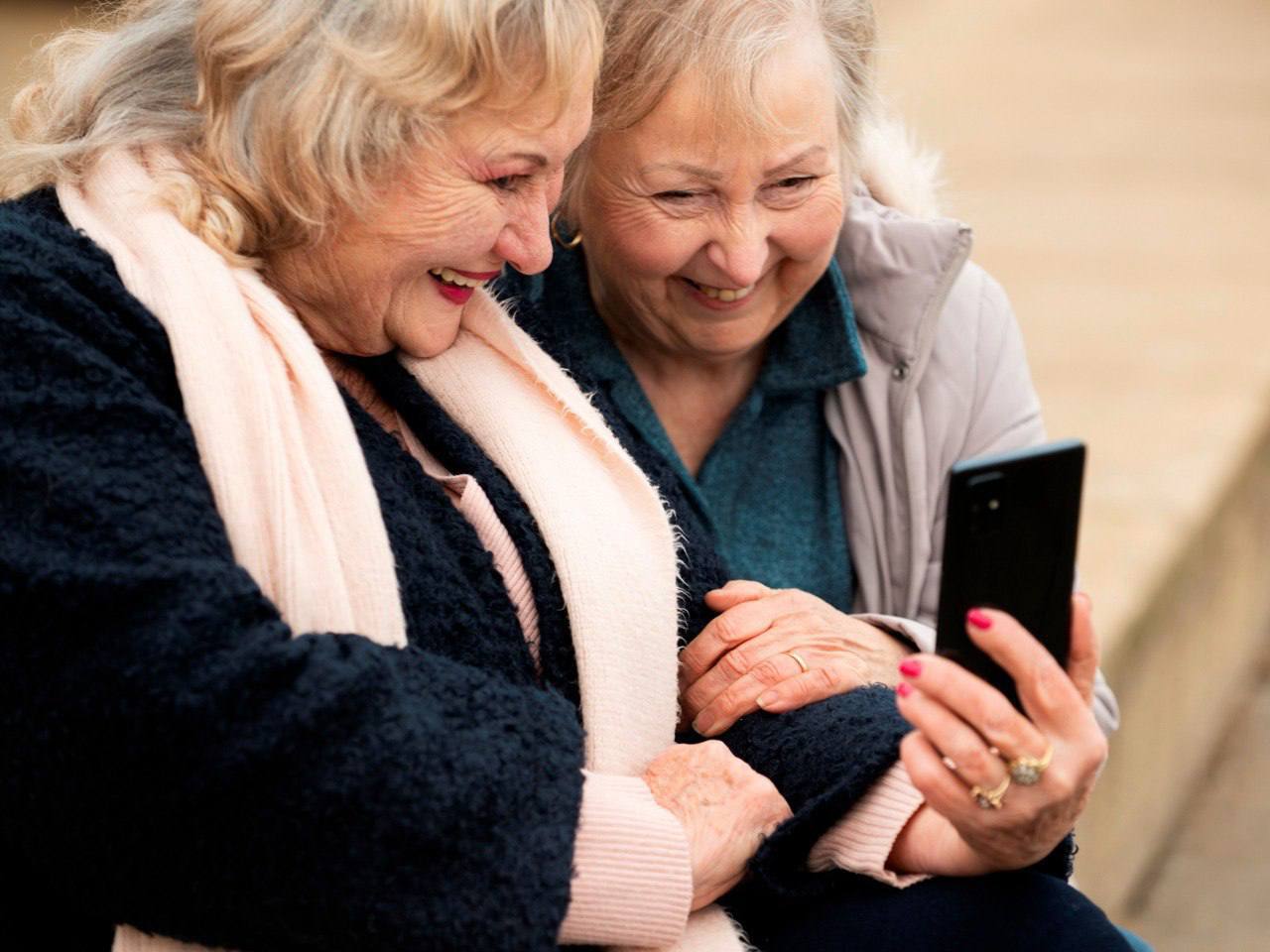 Жителям Октябрьского округа помогают осваивать цифровые приложения