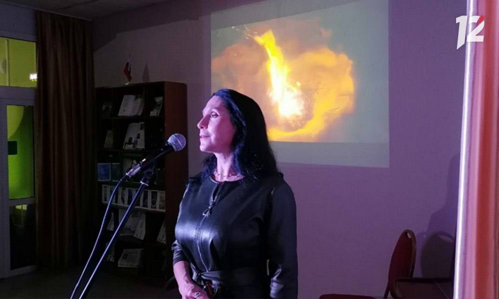 Омский поэт Вероника Шелленберг представила авторский моноспектакль Омский поэт Вероника Шелленберг представила авторский моноспектакль