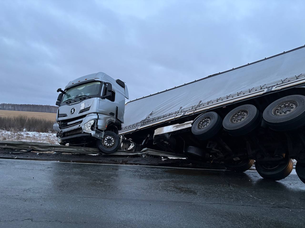 Сегодня в 07.25 часов в дежурную часть ОМВД России по Любинскому району поступило сообщение о ДТП на автодороге Тюмень-Омск Сегодня в 07.25 часов в дежурную часть ОМВД России по Любинскому району поступило сообщение о ДТП на автодороге Тюмень-Омск