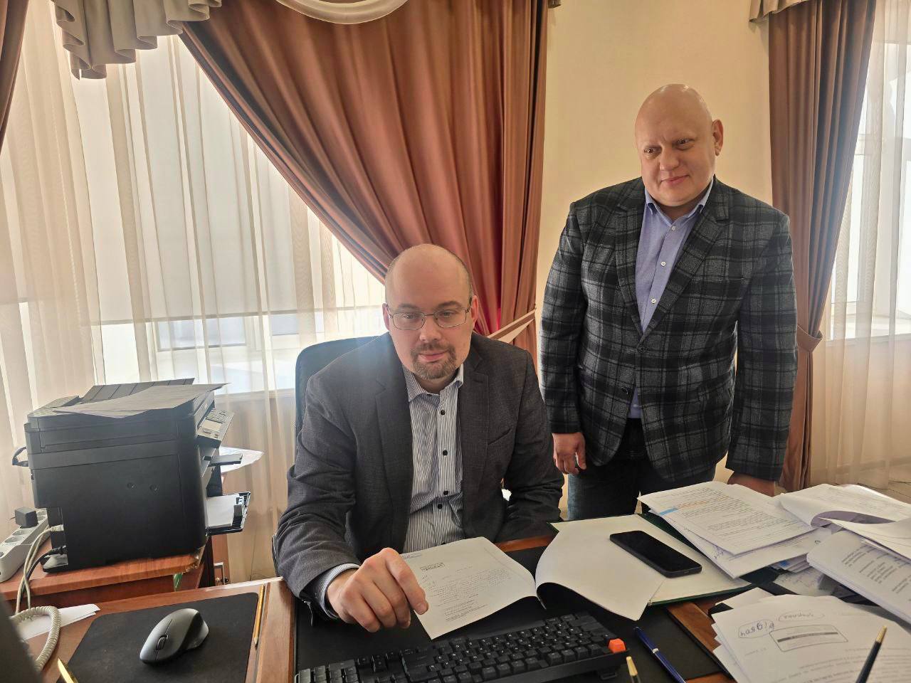 Ветеран СВО проходит стажировку в Минздраве Омской области Ветеран СВО проходит стажировку в Минздраве Омской области