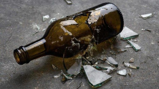 В Омской области девушка порезала школьницу осколком бутылки