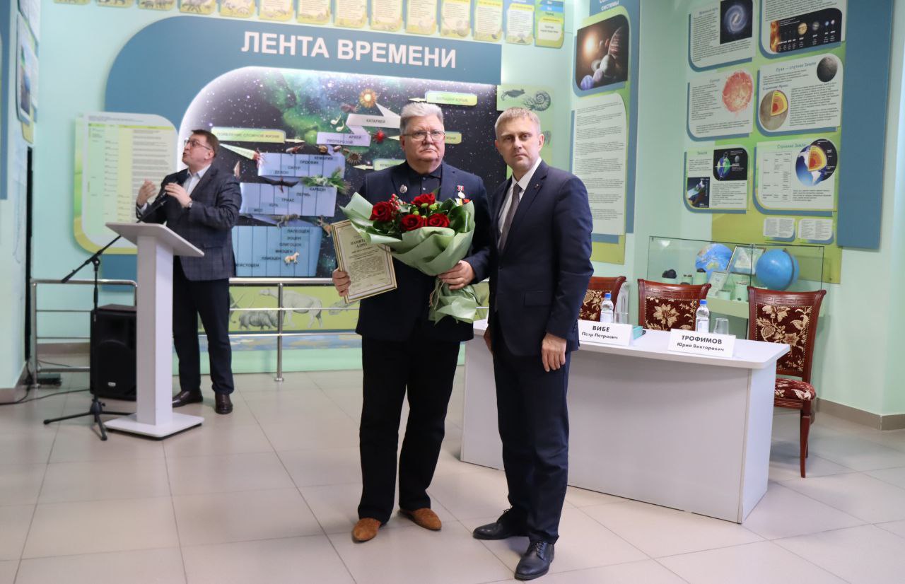 Поздравил с 70-летием нашего уважаемого учёного с мировым именем Петра Петровича Вибе, который посвятил свою жизнь изучению российской истории, внёс неоценимы вклад в развитие отечественного музейного дела и краеведения.