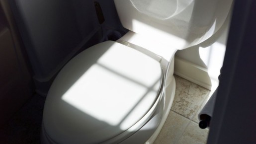 Бачок унитаза больше никогда не потечет: заливайте раз в год в него вот что