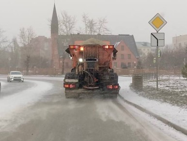 В связи со снежной погодой дорожные службы Управления дорожного хозяйства и благоустройства перешли на усиленный режим работы