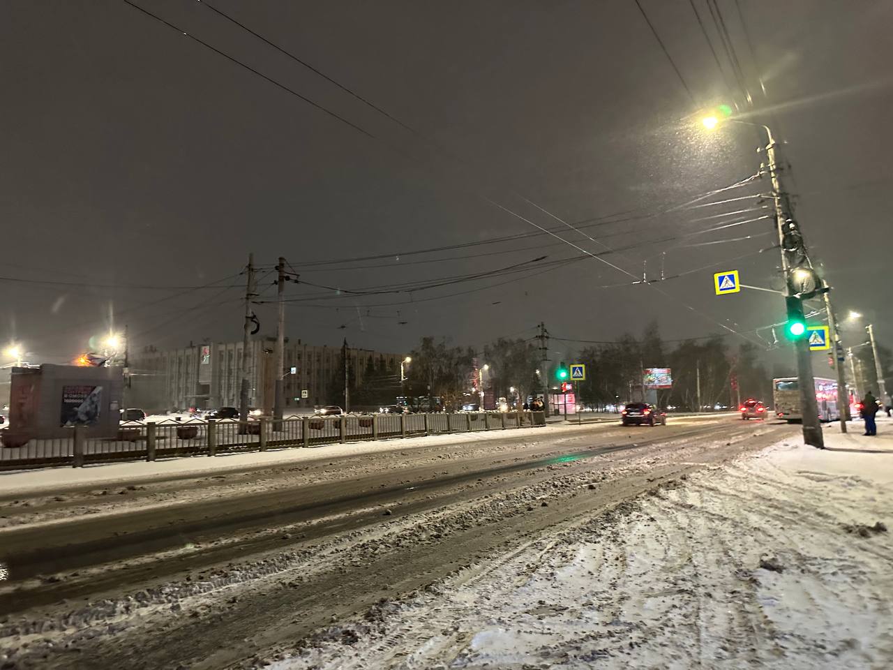 Настоящая зима пришла в Омск! 29 ноября город накрыл долгожданный снегопад, превратив улицы в настоящую зимнюю сказку Настоящая зима пришла в Омск! 29 ноября город накрыл долгожданный снегопад, превратив улицы в настоящую зимнюю сказку