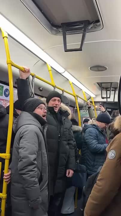 Красноярские артисты поздравили пассажиров музыкой в маршрутке