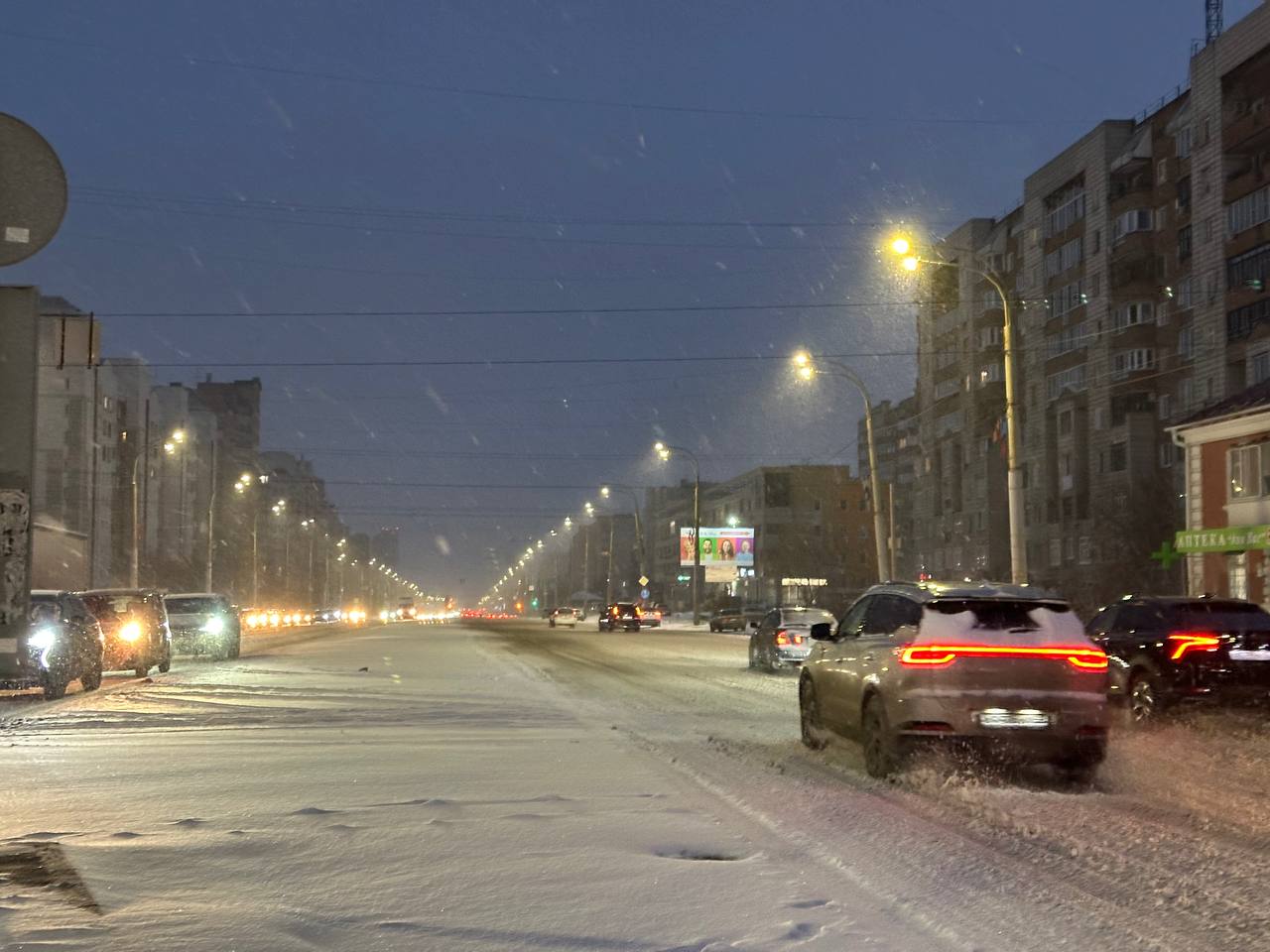 Настоящая зима пришла в Омск! 29 ноября город накрыл долгожданный снегопад, превратив улицы в настоящую зимнюю сказку Настоящая зима пришла в Омск! 29 ноября город накрыл долгожданный снегопад, превратив улицы в настоящую зимнюю сказку