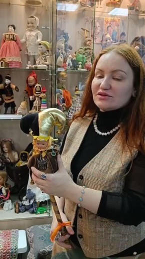 Наша редакция сегодня зарядились новогодним настроением в Омском музее кукол, где к зимним праздникам обновилась экспозиция - выставка «Мир волшебного детства» (0+) показывает игрушки разных эпох
