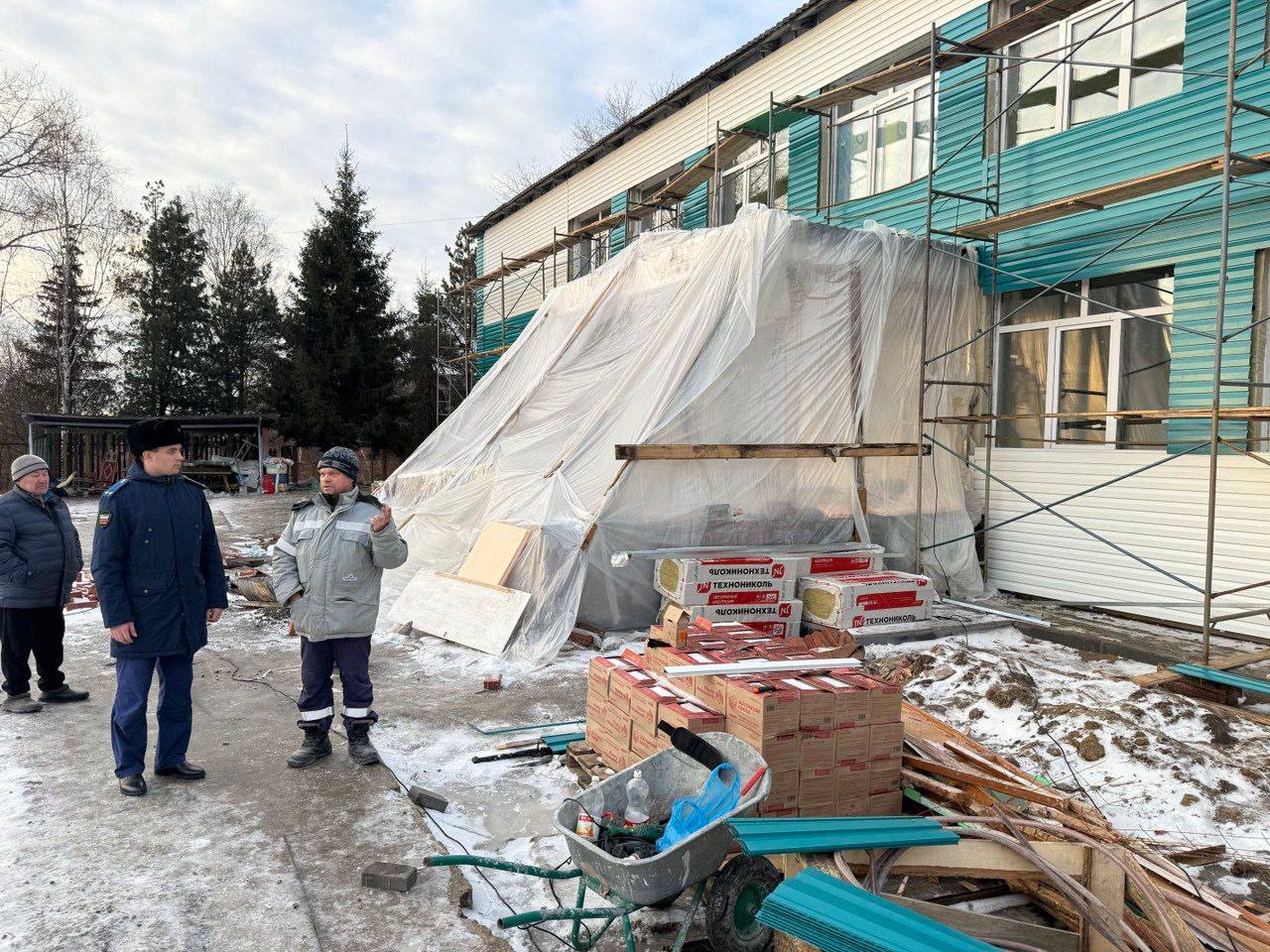 Прокурор Усть-Ишимского района проконтролировал ход ремонта школ, возведения модульных ФАПов и котельных Прокурор Усть-Ишимского района проконтролировал ход ремонта школ, возведения модульных ФАПов и котельных