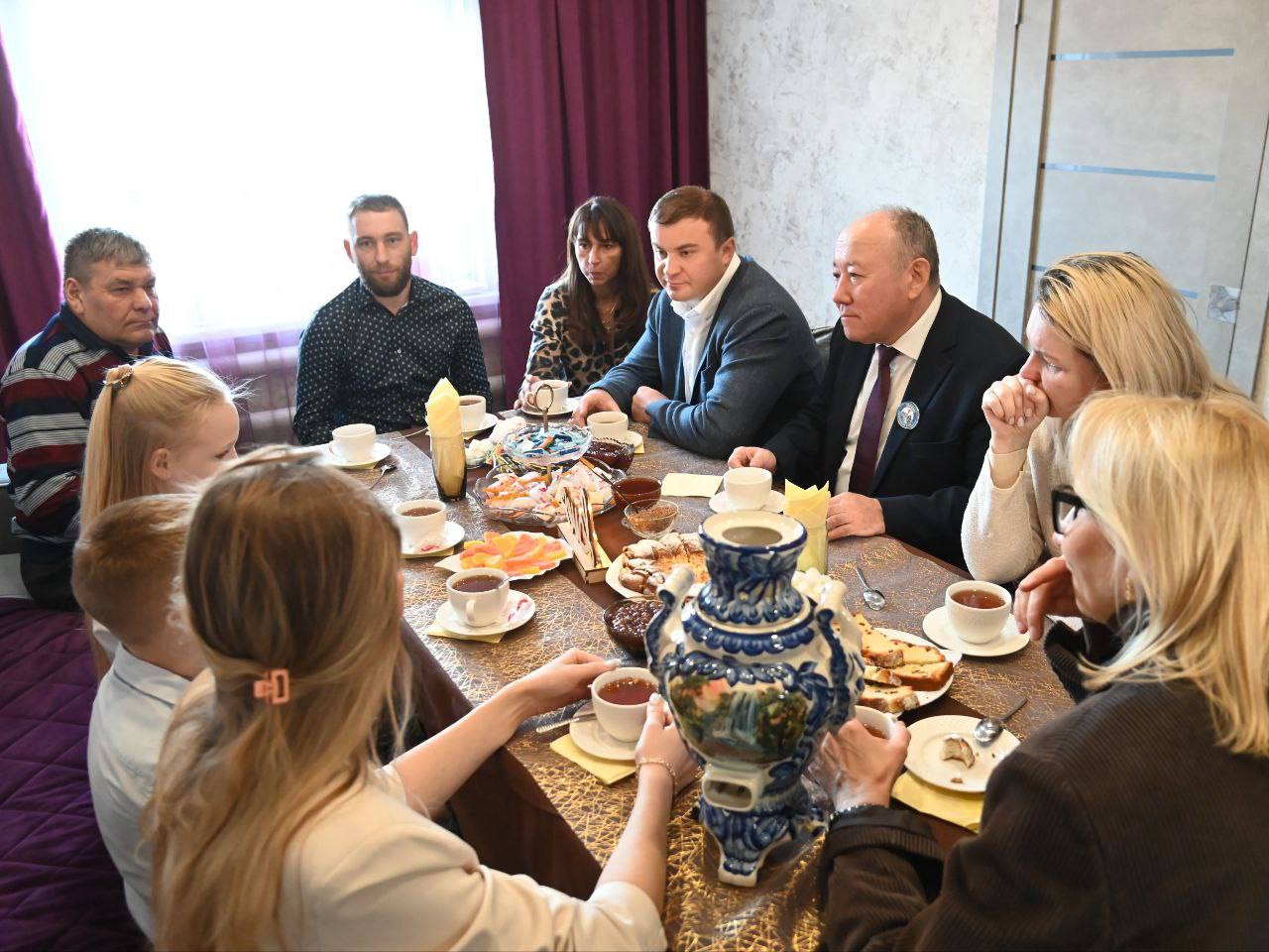 Виталий Хоценко навестил семью участника спецоперации Виталий Хоценко навестил семью участника спецоперации