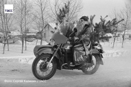 #архив_ТАСС_Сибирь. Мотоциклист в костюме Деда Мороза готовится к Новому году