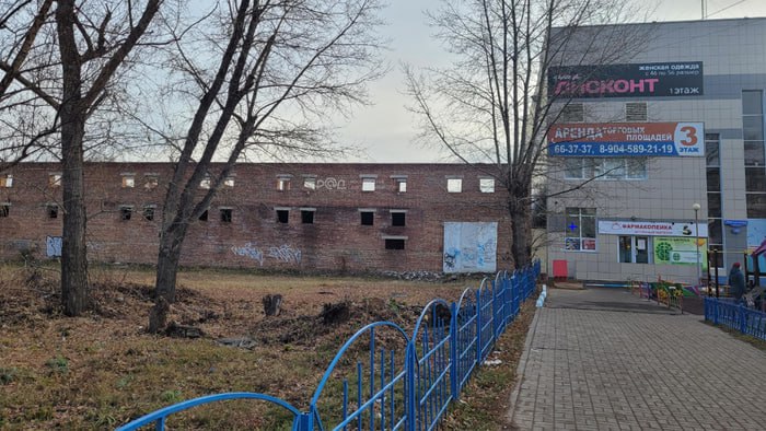 На окраине Омска продают заброшенный недострой торгового комплекса