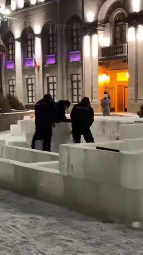 В центре города создают новогодние инсталляции и скульптуры изо льда