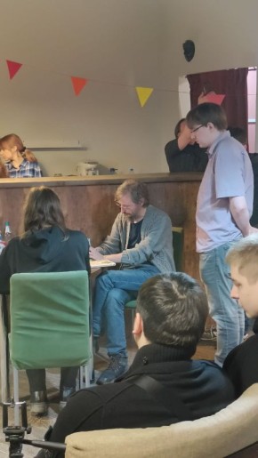 Антрополог и популяризатор науки Станислав Дробышевский раздает автографы омичам