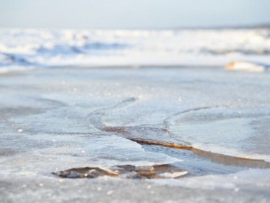 Омичей просят не выходить на тонкий лед