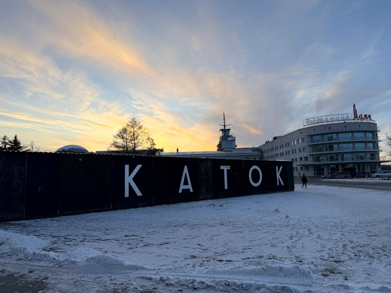 Каток на площади Бухгольца начали готовить к новому сезону! Уже установили ограждения вокруг шара Держава и теплый павильон Каток на площади Бухгольца начали готовить к новому сезону! Уже установили ограждения вокруг шара Держава и теплый павильон