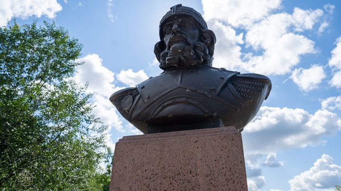 Казаки хотят убрать бюст Ермака из омского парка