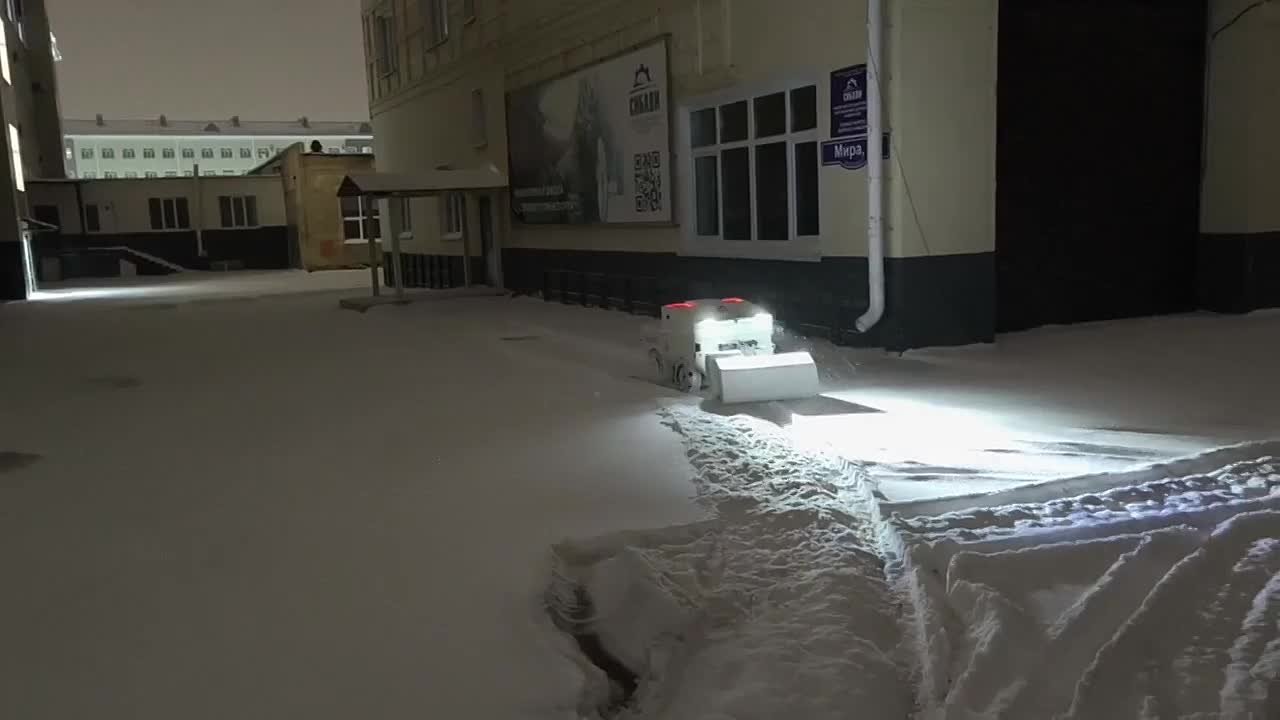 Уличный робот-уборщик, которого разработали молодые омские ученые, впервые вышел на борьбу со снегом