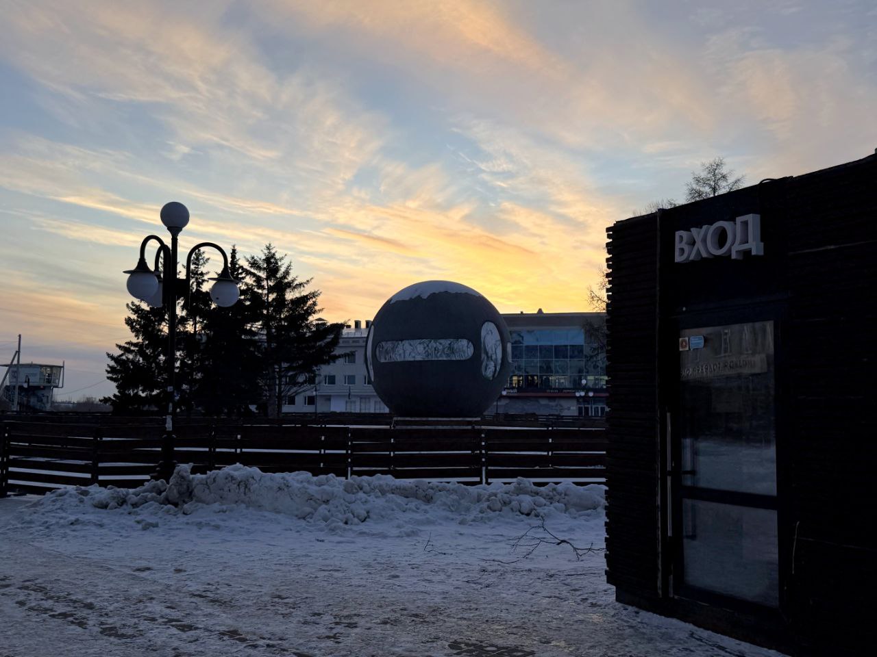 Каток на площади Бухгольца начали готовить к новому сезону! Уже установили ограждения вокруг шара Держава и теплый павильон Каток на площади Бухгольца начали готовить к новому сезону! Уже установили ограждения вокруг шара Держава и теплый павильон