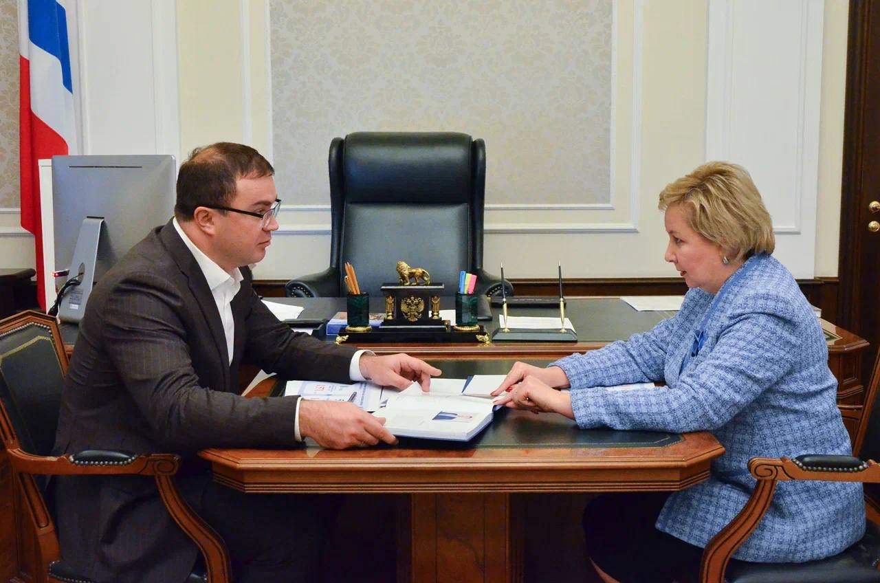 В Правительстве Омской области состоялась рабочая встреча губернатора Виталия Хоценко и руководителя УФНС России по Омской области Ольги Шмаковой