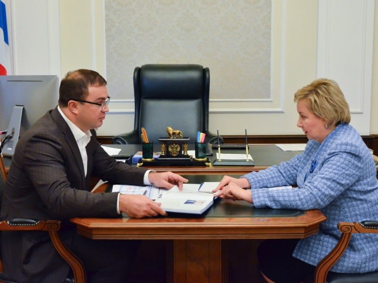 Губернатор Виталий Хоценко и руководитель УФНС по Омской области Ольга Шмакова обсудили реформу налоговой службы и приток налогоплательщиков