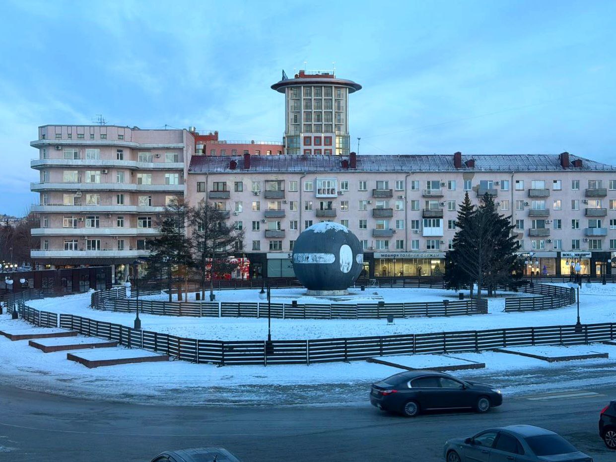 Каток на площади Бухгольца начали готовить к новому сезону! Уже установили ограждения вокруг шара Держава и теплый павильон