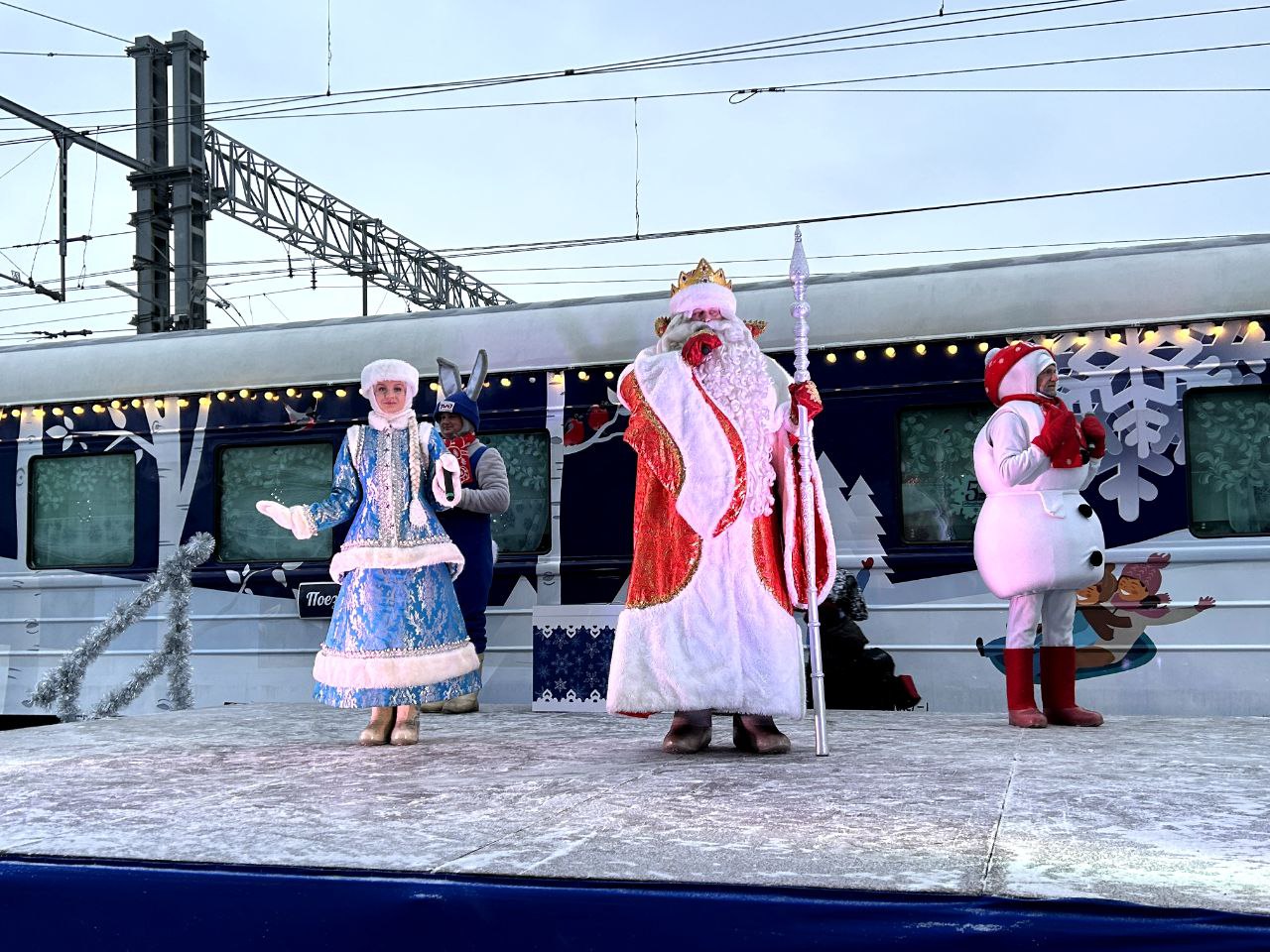 Сказочный поезд Деда Мороза завершил путешествие по Сибири и отправился на Урал Сказочный поезд Деда Мороза завершил путешествие по Сибири и отправился на Урал