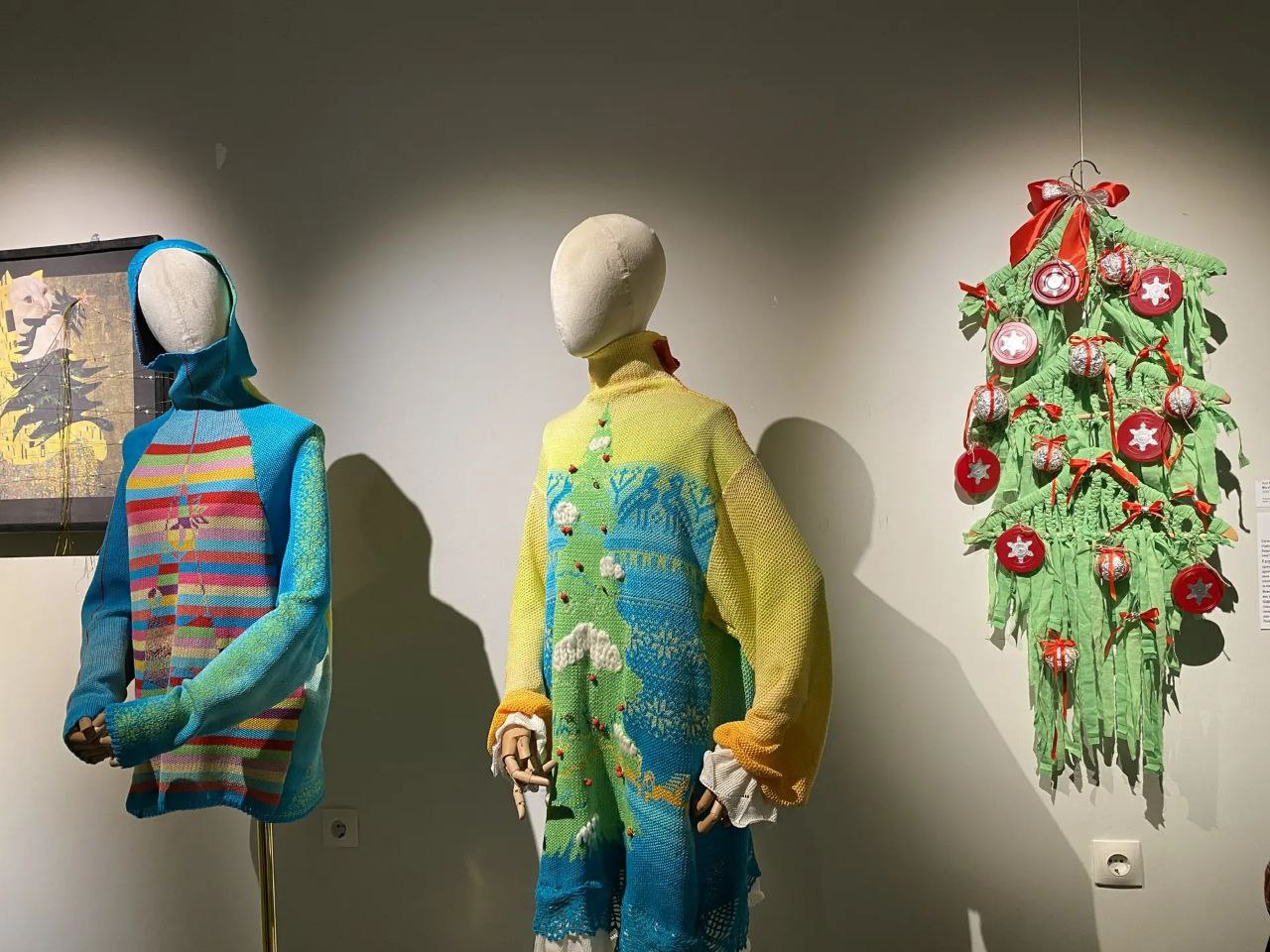 Единственная и неповторимая выставка авторской елки подЕЛЬники-7 открылась в Городском музее «Искусство Омска»