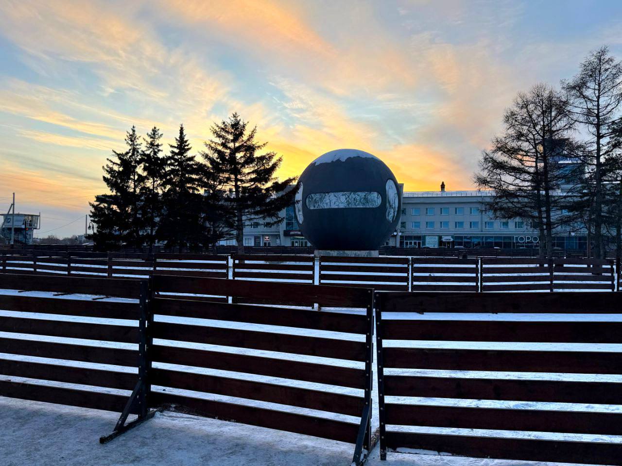 На площади Бухгольца готовят каток к сезону – установили ограждения вокруг шара «Держава» и тёплый павильон На площади Бухгольца готовят каток к сезону – установили ограждения вокруг шара «Держава» и тёплый павильон